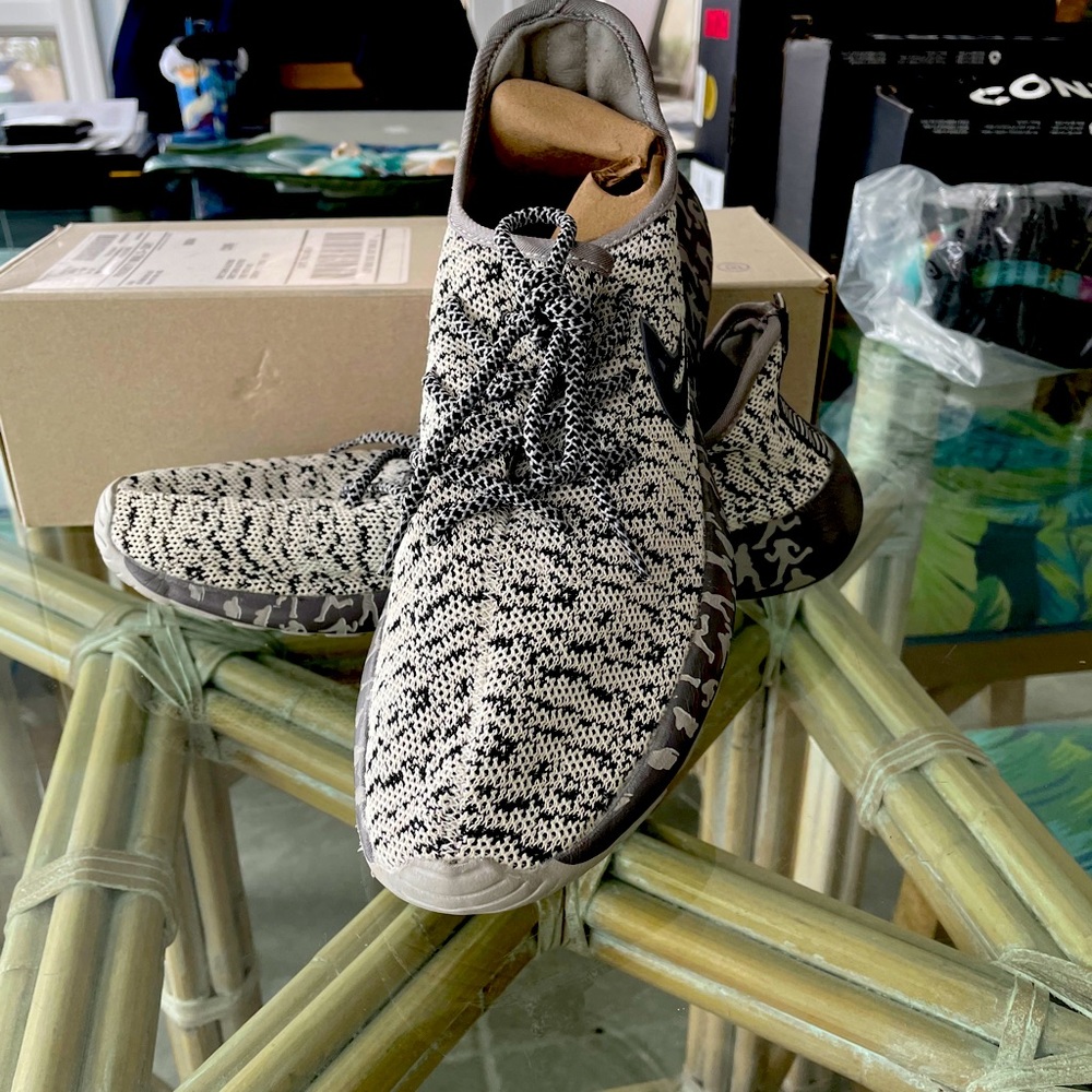 Woman’s Walking Shoe Size 9.5/10.0